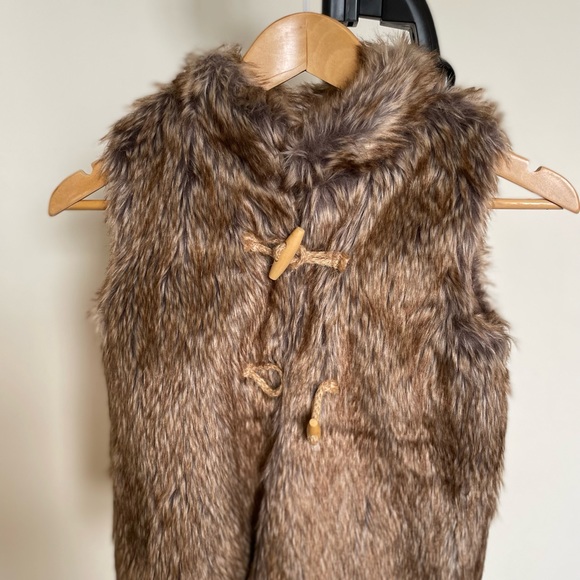 Girls Faux Fur Vest - Picture 3 of 6